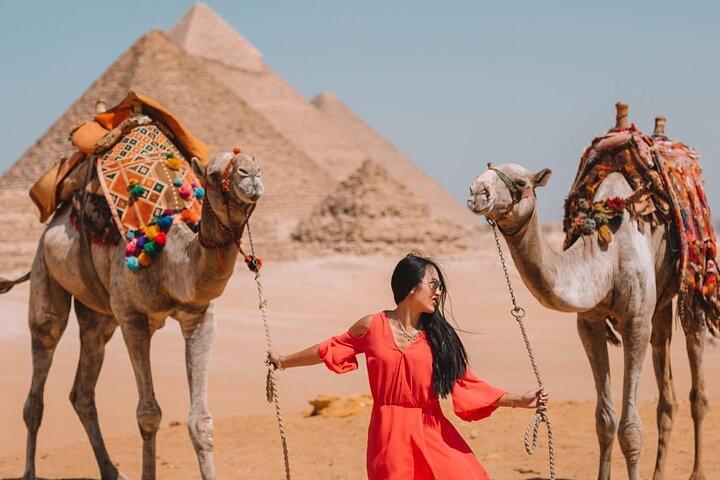 Giza Pyramids Sphinx Private Tour with a Camera Photographer