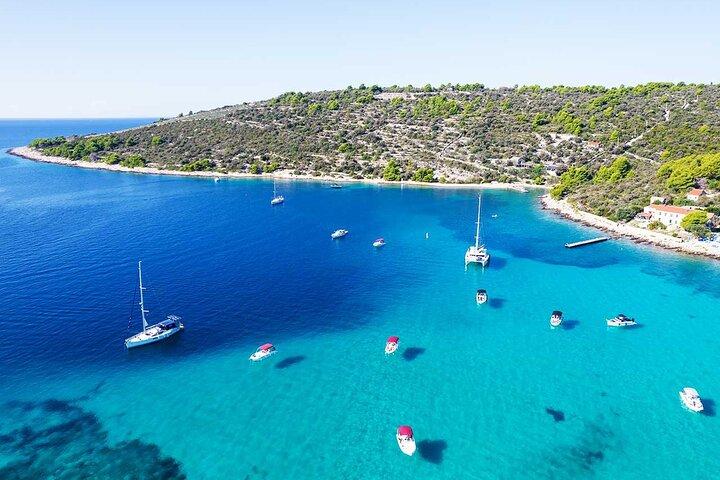 Half day speedboat tour to Solta island & Blue Lagoon from Trogir