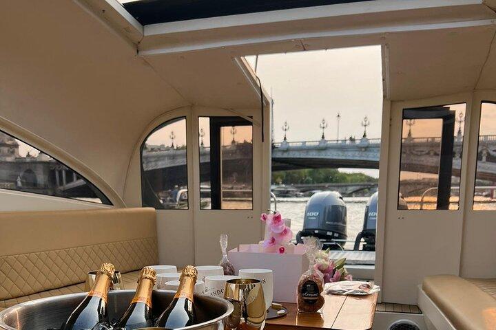 Private VIP cruise with champagne tasting and macaroon