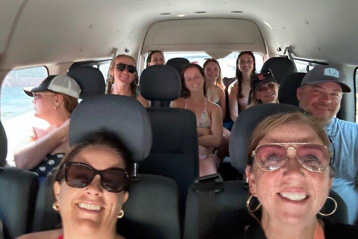 Roatán: West Bay Beach Day Pass with Private Transportation