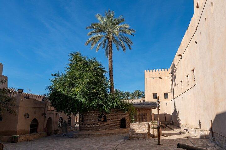 Amouage & Nizwa Full-Day Tour: Fort, Souq & Barakat Al Mouz