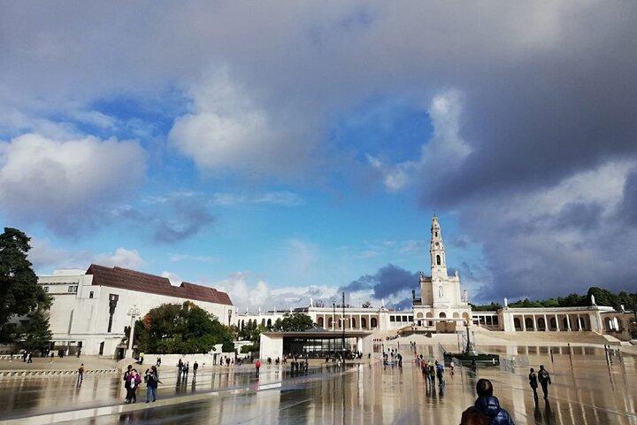 From Lisbon: Holy Miracle Church Santarem & Fatima Private Tour