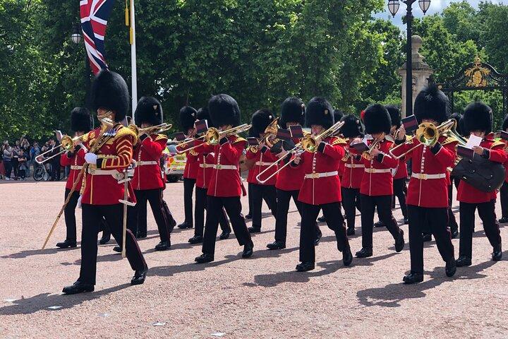 Buckingham Palace Visit & Changing of the Guard Walking Tour