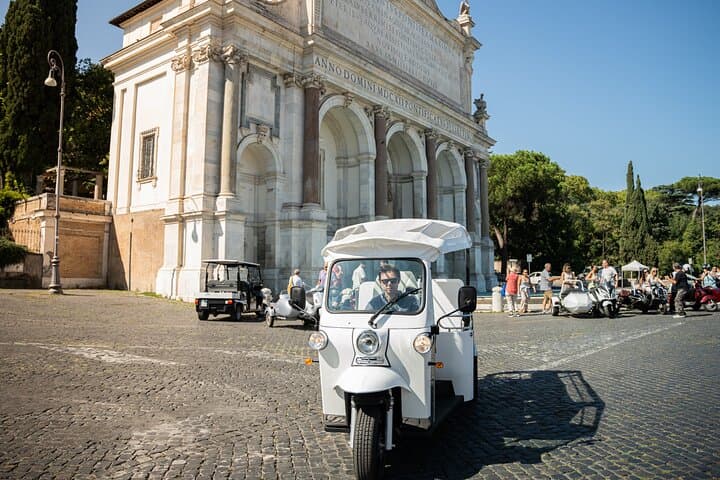 Rome 2h Highlights by Electric Tuk-Tuk with Pickup & Prosecco