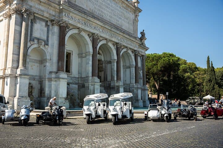Rome 2h Highlights by Electric Tuk-Tuk with Pickup & Prosecco