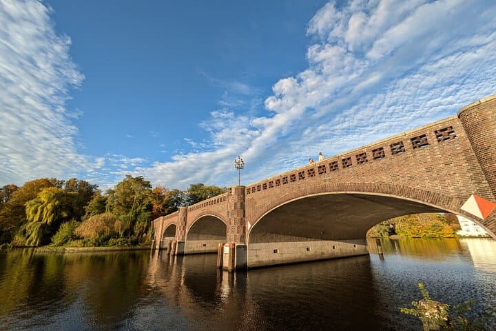 Hamburg Driverguide 4 hrs. - max. 7 persons