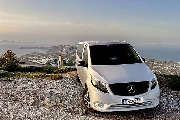 Santorini: Private Transfers To / From the Airport (JTR)
