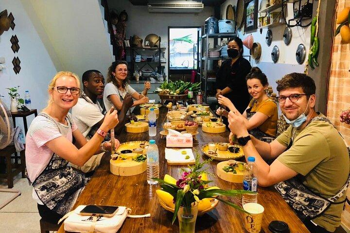 Traditional Thai Cooking Class with Market Visit in Bangkok
