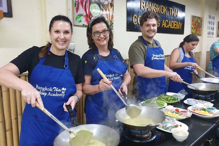 Customizable Thai Cooking Class with Onnuch Market in Bangkok