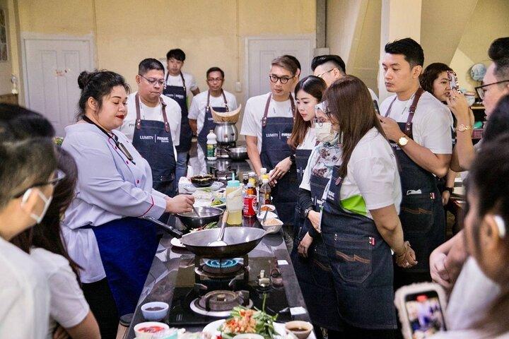 Customizable Thai Cooking Class with Onnuch Market in Bangkok