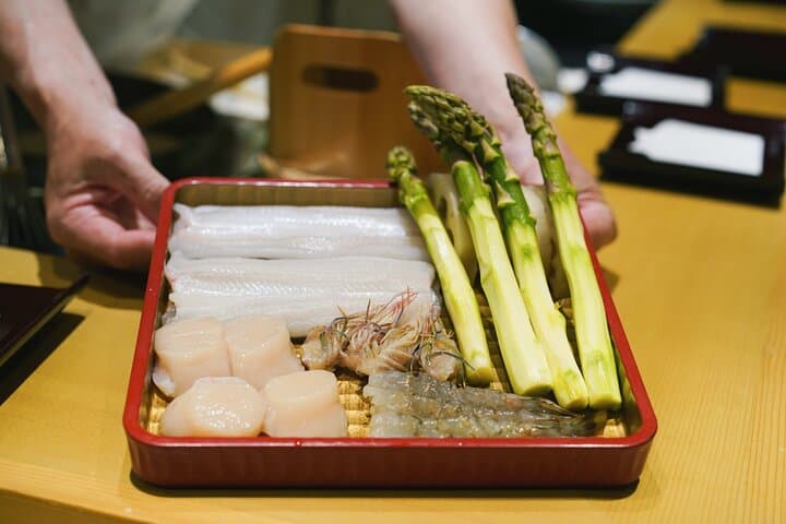 Chef's Choice Sushi and Tempura Luxury Foodie Tour in Ginza