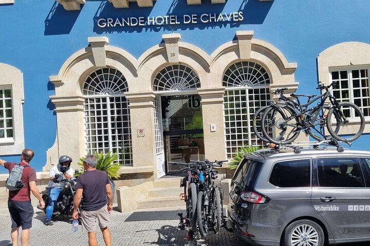 Taxi Bikes transporting Bicycles and Cyclists from Santiago to Porto