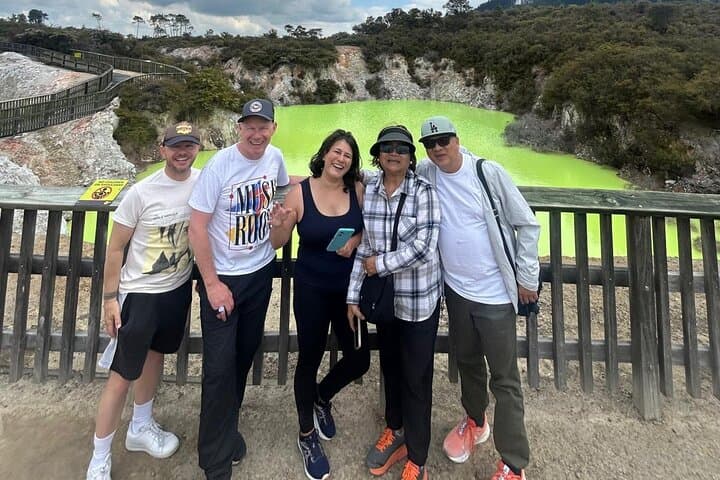 Rotorua Highlights Tour: Waiotapu, Te Puia & Lunch from Auckland
