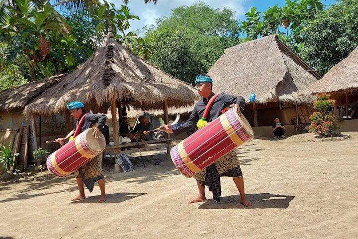 Lombok: Traditional Pottery, Sukarara Weaving and Merese Hill