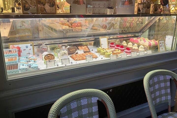 Paris Le Marais District Guided Walking Tour with small Tastings