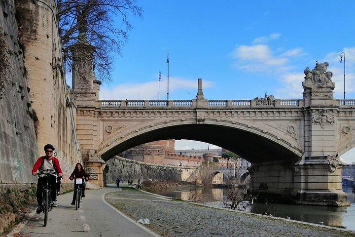 Rome : E-Bike on the Tiber, Family Tour (95% Cycle Path)