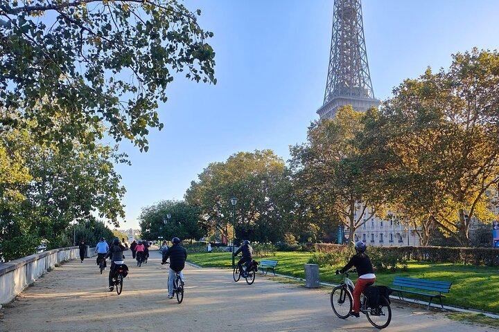 Paris : Private electric bike tour with wine and cheese tasting