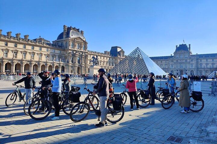 Paris : Private electric bike tour with wine and cheese tasting