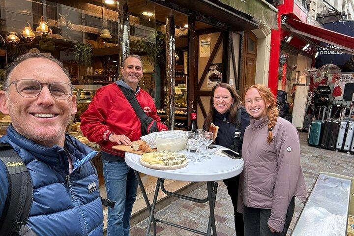 Paris : Private electric bike tour with wine and cheese tasting