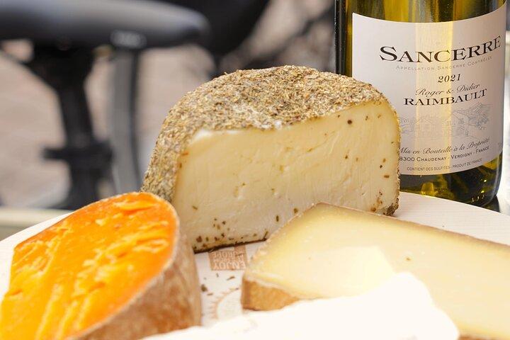 Paris : Private electric bike tour with wine and cheese tasting