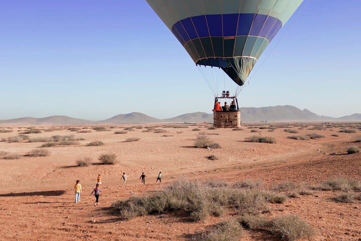 Hot air balloon flight at sunrise in Marrakech breakfast