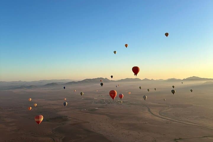 Hot air balloon flight at sunrise in Marrakech breakfast