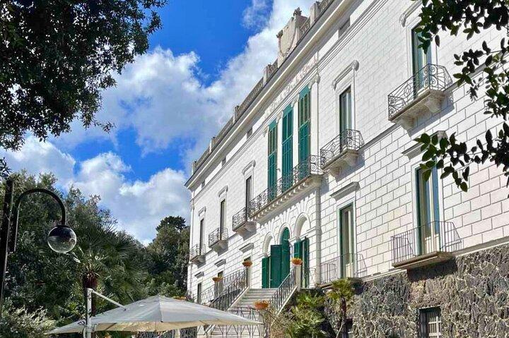 Naples private tour in Vomero and Chiaia with Funicular Railway