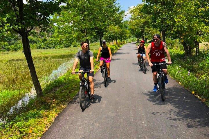 Small Group Luxury Day Trip from Hanoi: Hoa Lu, Tam Coc, Mua Cave