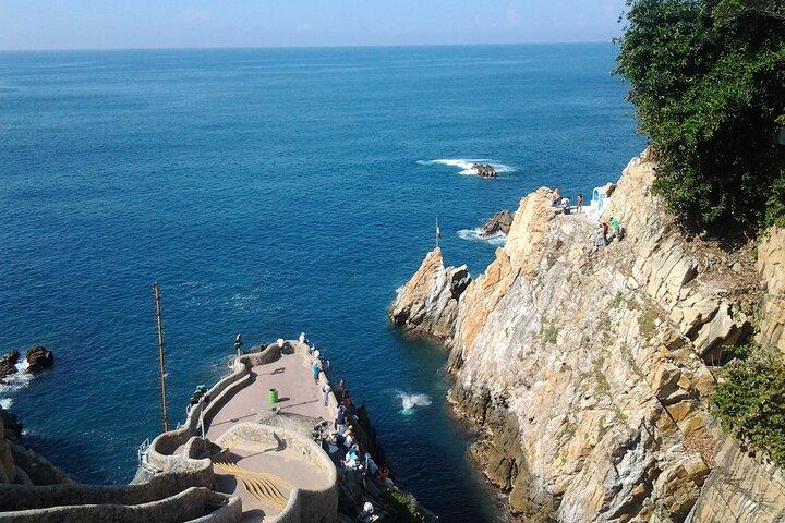 Express High Cliff Drivers at Acapulco