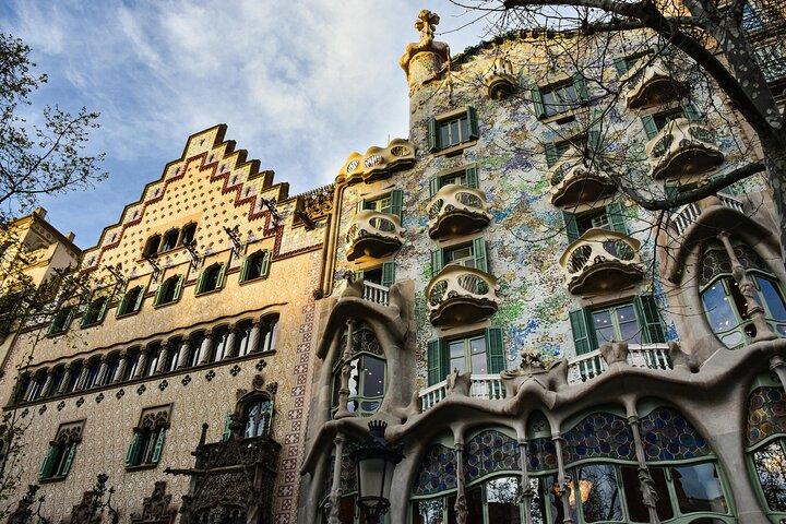Barcelona Walking Tour: Sagrada Familia, Gaudi and Gothic Quarter