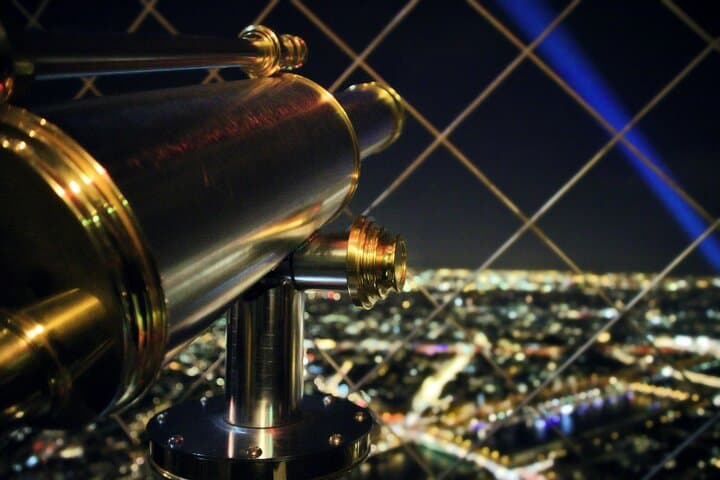 Soirée at the Eiffel Tower: Small-Group Guided Experience