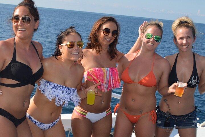 Montego Bay Catamaran: Snorkel Tour with Open Bar & Reggae DJ