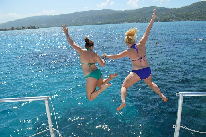 Montego Bay Catamaran: Snorkel Tour with Open Bar & Reggae DJ