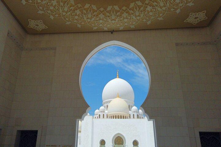 A Sharing Tour of Sunset at Sheikh Zayed Mosque Abu Dhabi
