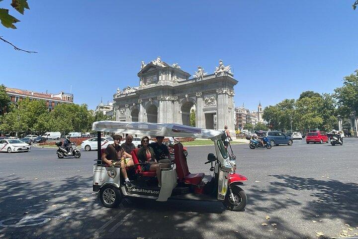 Private 1H Eco Tuk Tour in Madrid – Exclusive & Fun Experience