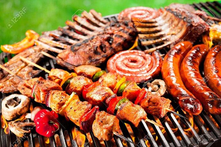 Explore Museum of Illusion and Safari Park Hotel Dinner