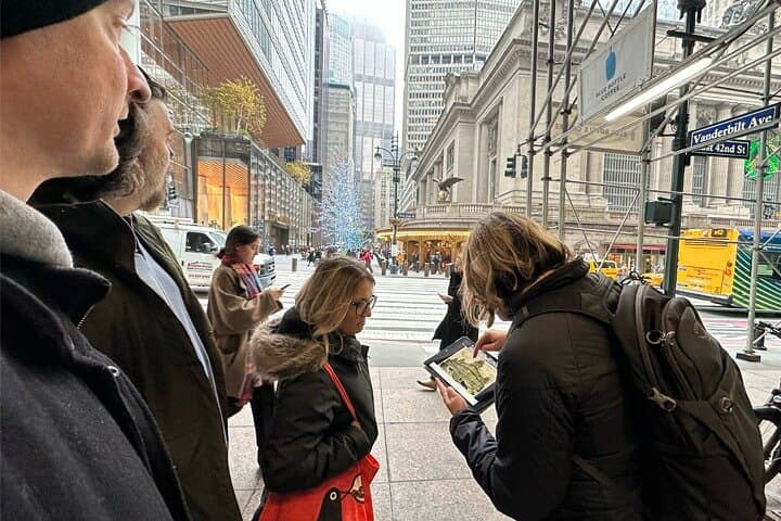 Iconic NYC Breakfast Food & Landmark Tour: Coffee, Bagel, Donut +