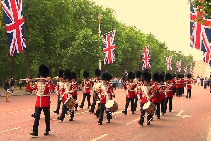 Changing of the Guard & Buckingham Palace Guided Tour Small Group