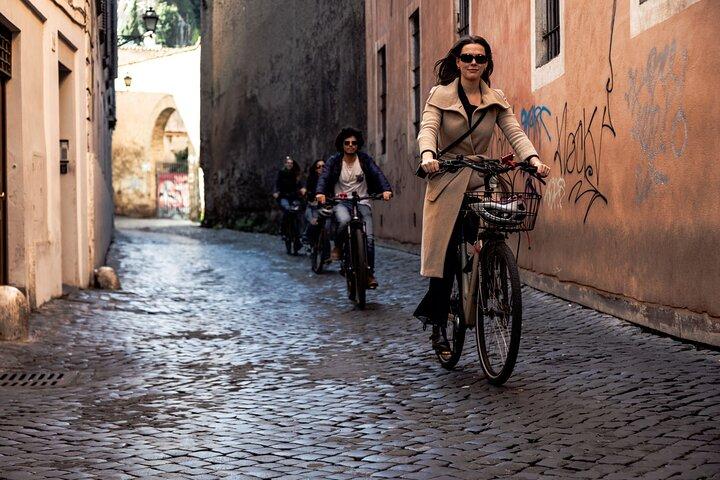 Electric Bike Tour of City Centre with Gelato Highlights of Rome