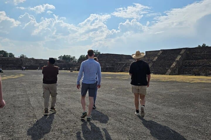 Teotihuacan and Basilica Guadalupe Private Car Tour