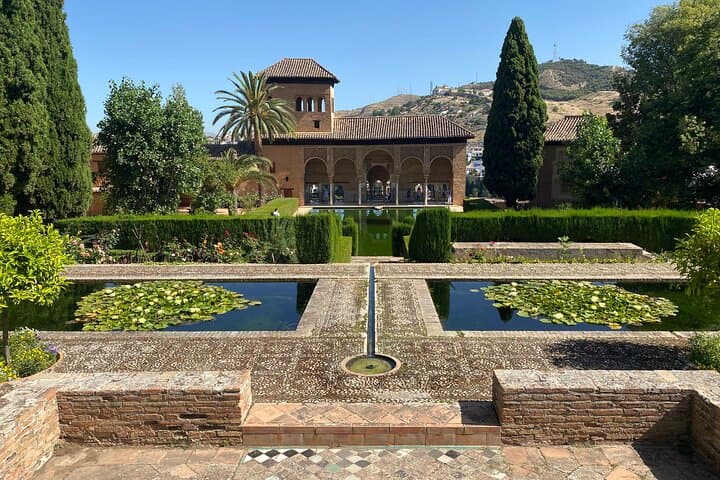 Private Tour of Granada Alhambra with Tickets Included