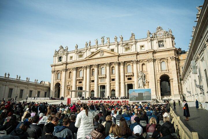 Saint Peter's Basilica Semiprivate Tour with privileged access