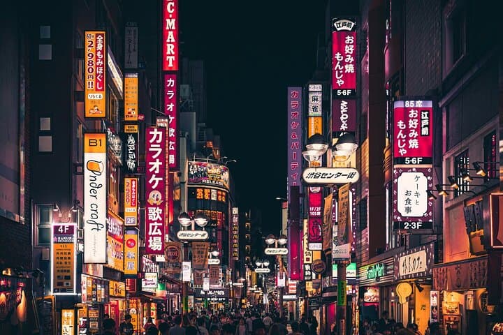 Tokyo: Shinjuku Night Walk & Hidden Gems Tour