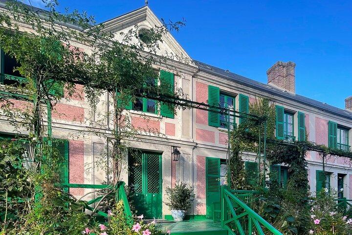 Giverny and Versailles Day Tour in a very small groupe from Paris