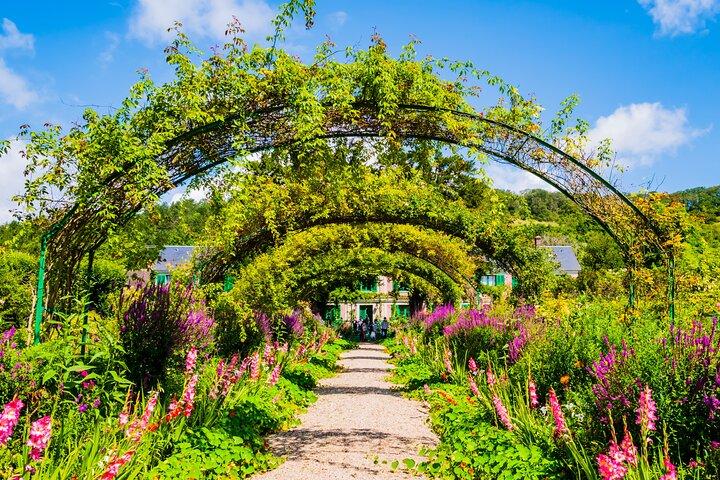 Giverny and Versailles Day Tour in a very small groupe from Paris