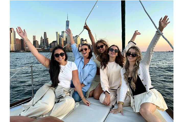 Private Classic Sailboat Tour in New York City