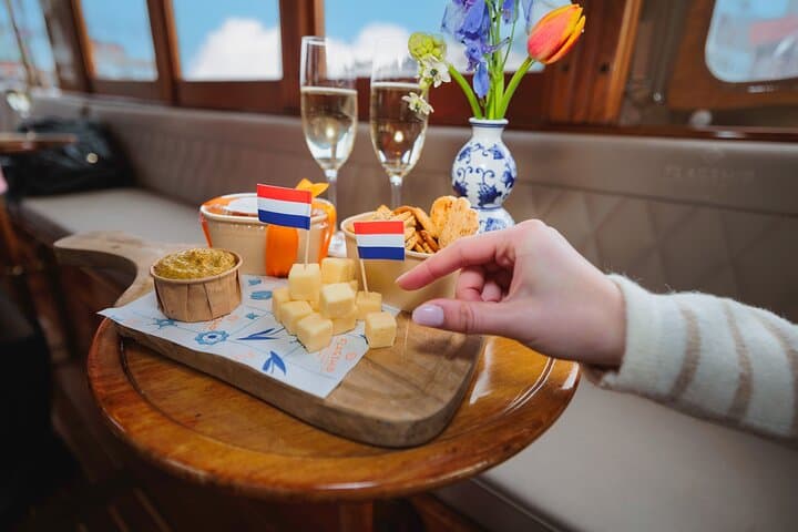Amsterdam: Romantic Canal Cruise with Optional Bubbles & Bites