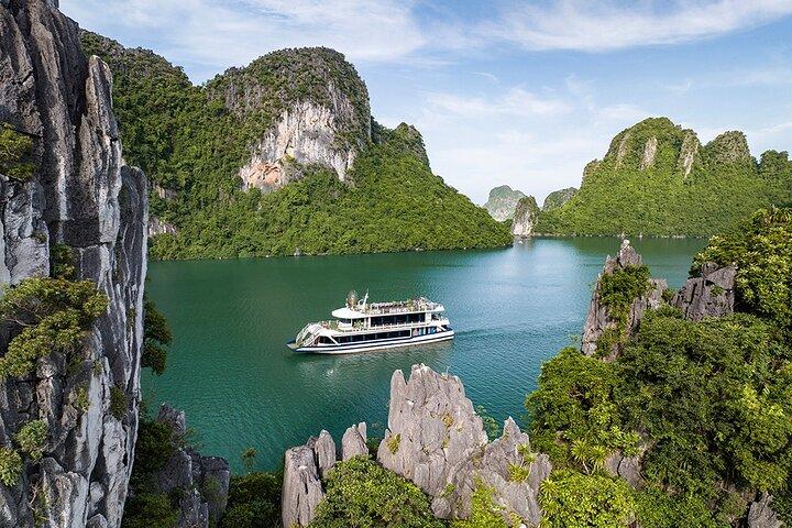 Hanoi: 5 Star Halong Bay Cruise with Lunch , Kayaking & Jacuzzi