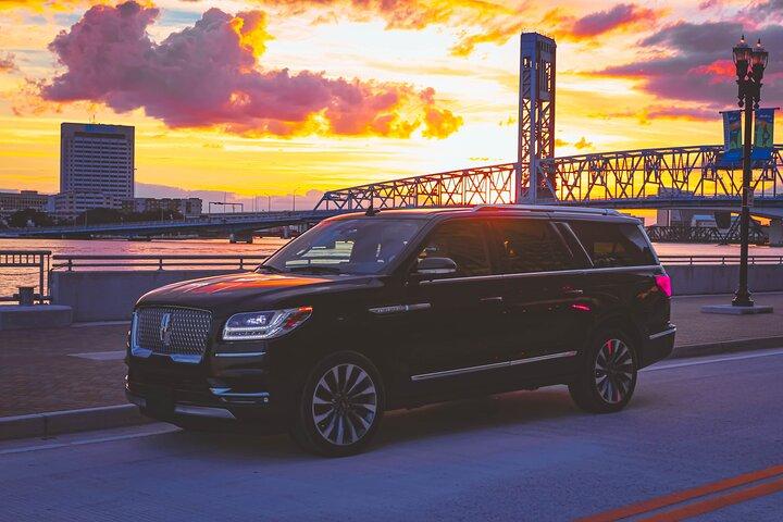 Jacksonville Airport Private Lux Car Transfer to Downtown Hotels