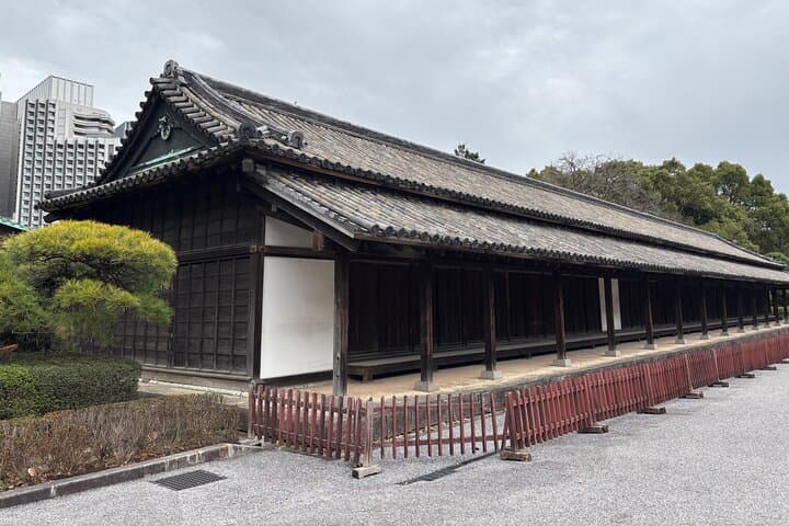 Imperial Palace and East Gardens Private Walking Tour in Tokyo